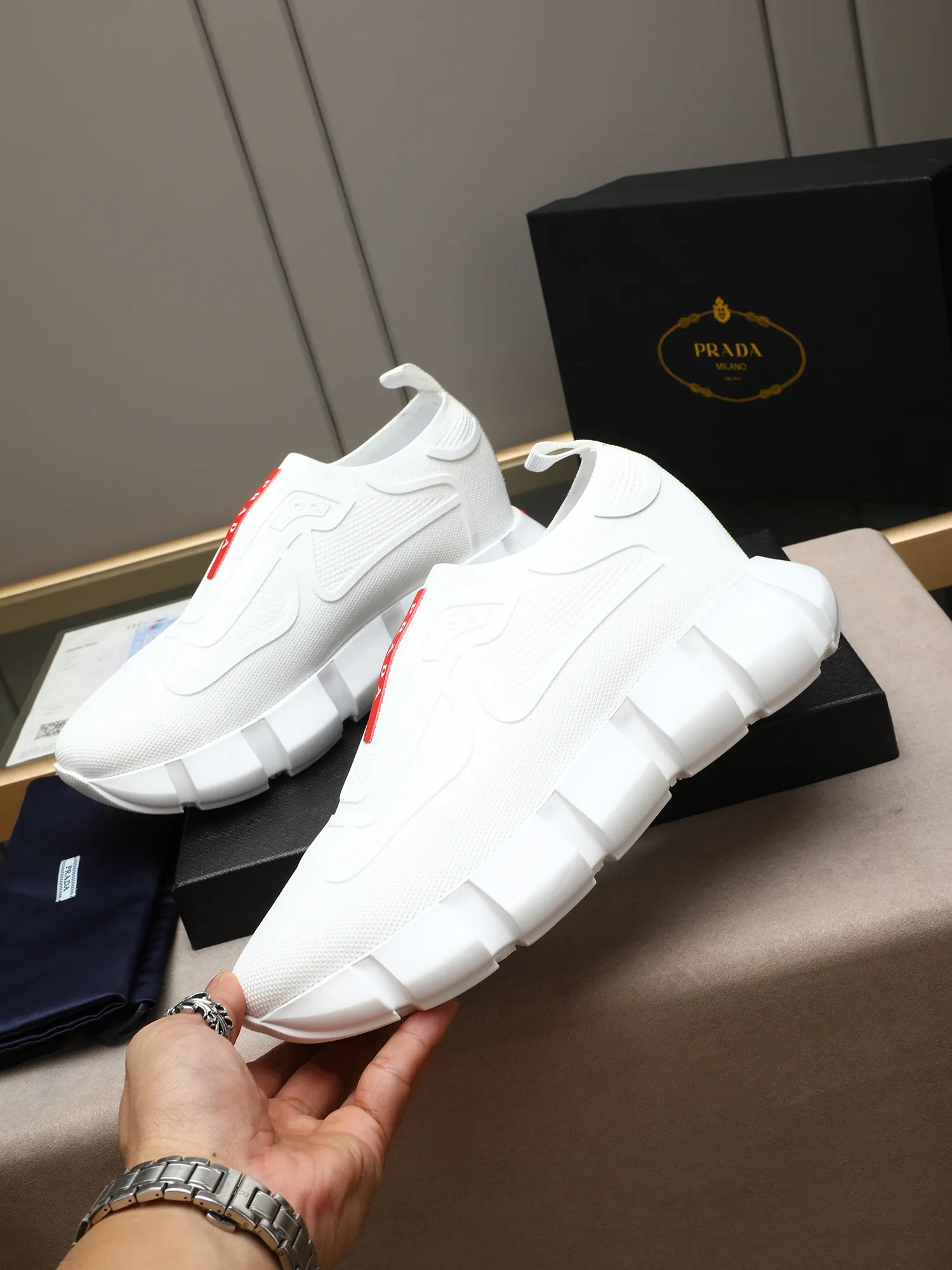 Men's shoes 💰460 PRADA/Prada men's lace-up casual sports shoes, the upper is made of high-elastic fly woven➕joined with breathable mesh. It is soft, comfortable and breathable. The tongue is decorated with the PRADA brand letter logo. The thick rubber sole echoes the red label tongue. The style is fashionable and generous. The details are carefully crafted. A casual sports shoe with a super western style and excellent breathability!  Size: 38-44 (45 46 customized)